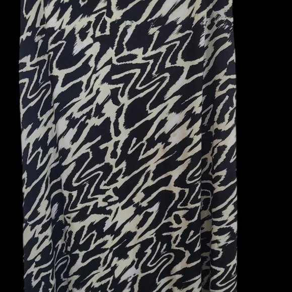 Chic Black and White Abstract Print Dress - Picture 11 of 16